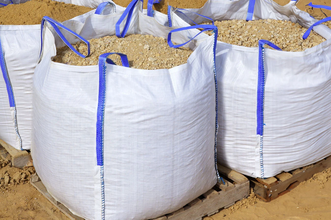 Worki Big Bag z kruszywem ustawione na paletach